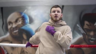 Spor salonunda ağır çekimde erkek boksör.