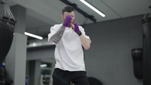 Άντρας Πυγμάχος Κατά Διάρκεια Της Προπόνησης Στο Γυμναστήριο Αργή Κίνηση — Αρχείο Βίντεο