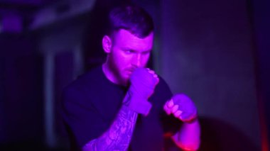 Spor salonunda ağır çekimde erkek boksör.