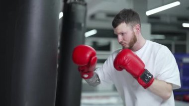 Spor salonunda ağır çekimde erkek boksör.