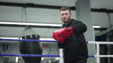 Spor salonunda ağır çekimde erkek boksör.