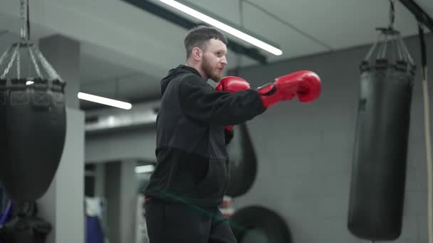 Boxeur Masculin Pendant Entraînement Dans Gymnase Ralenti — Video