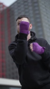 Antrenman sırasında erkek boksörün dikey videosu, yavaş çekim