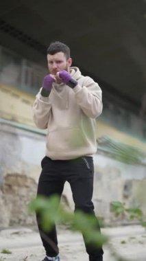 Antrenman sırasında erkek boksörün dikey videosu, yavaş çekim
