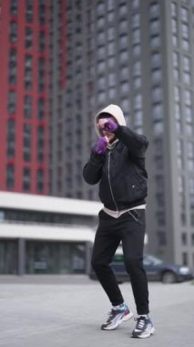 Antrenman sırasında erkek boksörün dikey videosu, yavaş çekim