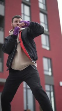 Antrenman sırasında erkek boksörün dikey videosu, yavaş çekim