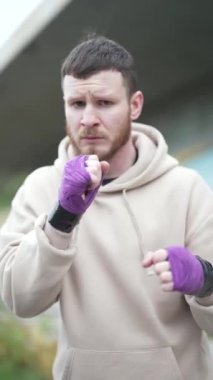 Antrenman sırasında erkek boksörün dikey videosu, yavaş çekim