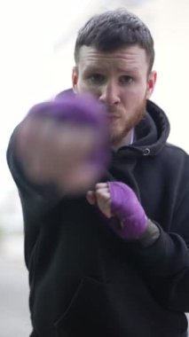 Antrenman sırasında erkek boksörün dikey videosu, yavaş çekim