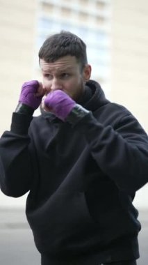 Antrenman sırasında erkek boksörün dikey videosu, yavaş çekim