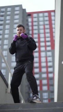 Antrenman sırasında erkek boksörün dikey videosu, yavaş çekim