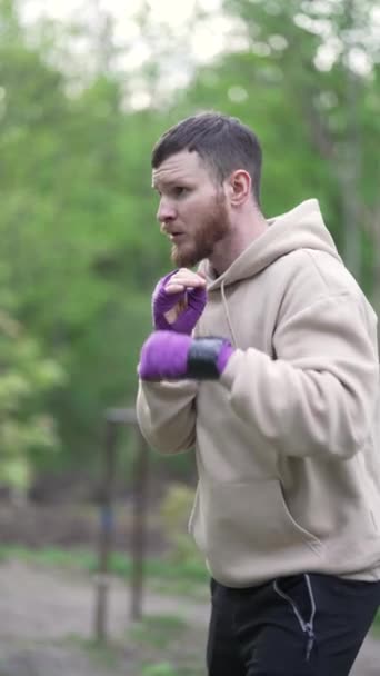 Vertikales Video Eines Männlichen Boxers Während Des Trainings Zeitlupe — Stockvideo