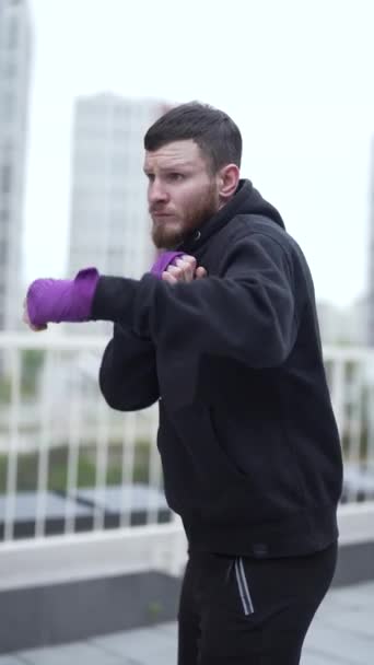 Vidéo Verticale Boxeur Masculin Pendant Entraînement Ralenti — Video