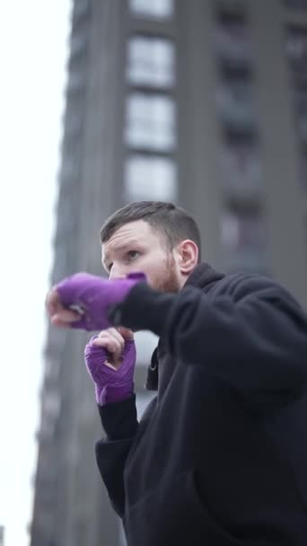 Vertikální Video Mužského Boxera Při Tréninku Zpomalení — Stock video