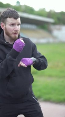 Antrenman sırasında erkek boksörün dikey videosu, yavaş çekim