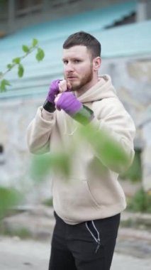 Antrenman sırasında erkek boksörün dikey videosu, yavaş çekim