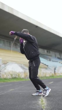 Antrenman sırasında erkek boksörün dikey videosu, yavaş çekim