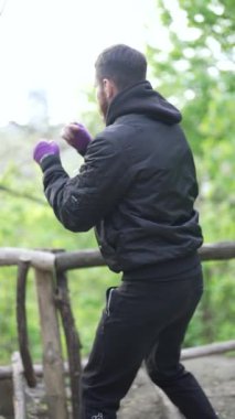 Antrenman sırasında erkek boksörün dikey videosu, yavaş çekim