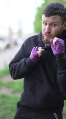 Antrenman sırasında erkek boksörün dikey videosu, yavaş çekim