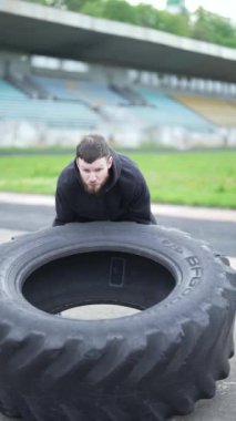 Antrenman sırasında erkek boksörün dikey videosu, yavaş çekim