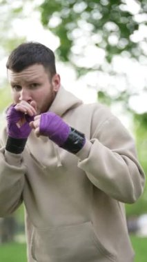 Antrenman sırasında erkek boksörün dikey videosu, yavaş çekim