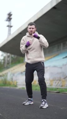 Antrenman sırasında erkek boksörün dikey videosu, yavaş çekim