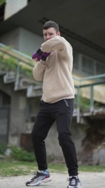 Antrenman sırasında erkek boksörün dikey videosu, yavaş çekim