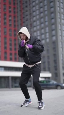 Antrenman sırasında erkek boksörün dikey videosu, yavaş çekim