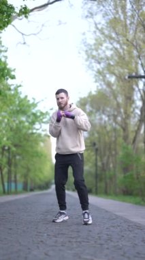 Antrenman sırasında erkek boksörün dikey videosu, yavaş çekim