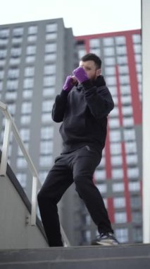 Antrenman sırasında erkek boksörün dikey videosu, yavaş çekim