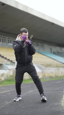 Antrenman sırasında erkek boksörün dikey videosu, yavaş çekim