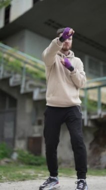 Antrenman sırasında erkek boksörün dikey videosu, yavaş çekim