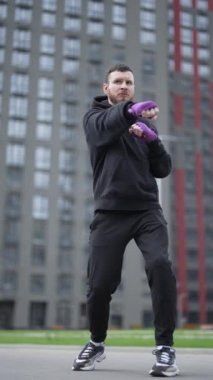 Antrenman sırasında erkek boksörün dikey videosu, yavaş çekim