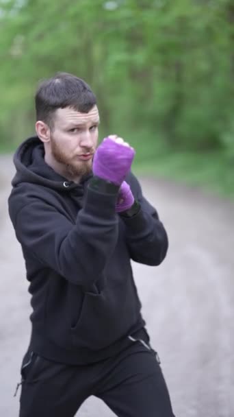 Vidéo Verticale Boxeur Masculin Pendant Entraînement Ralenti — Video