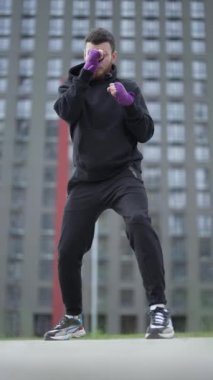 Antrenman sırasında erkek boksörün dikey videosu, yavaş çekim