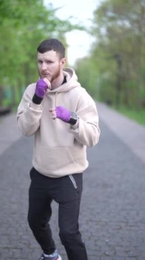 Antrenman sırasında erkek boksörün dikey videosu, yavaş çekim