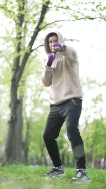 Antrenman sırasında erkek boksörün dikey videosu, yavaş çekim