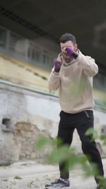 Antrenman sırasında erkek boksörün dikey videosu, yavaş çekim
