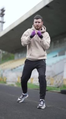 Antrenman sırasında erkek boksörün dikey videosu, yavaş çekim