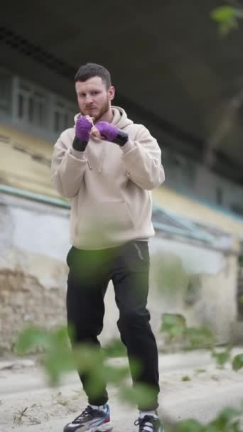 Vertikální Video Mužského Boxera Při Tréninku Zpomalení — Stock video