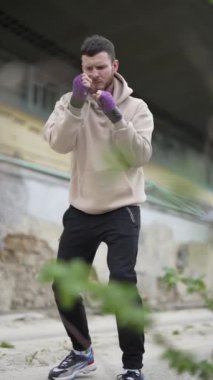 Antrenman sırasında erkek boksörün dikey videosu, yavaş çekim