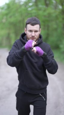 Antrenman sırasında erkek boksörün dikey videosu, yavaş çekim