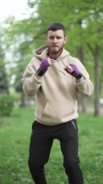 Antrenman sırasında erkek boksörün dikey videosu, yavaş çekim