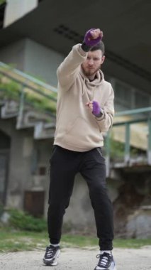 Antrenman sırasında erkek boksörün dikey videosu, yavaş çekim