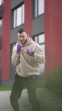 Antrenman sırasında erkek boksörün dikey videosu, yavaş çekim