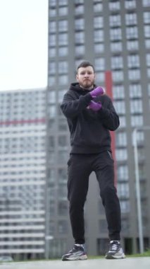 Antrenman sırasında erkek boksörün dikey videosu