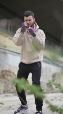 Antrenman sırasında erkek boksörün dikey videosu