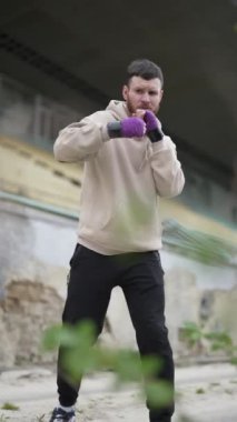 Antrenman sırasında erkek boksörün dikey videosu