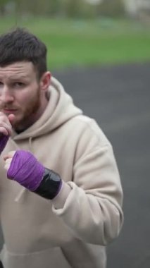 Antrenman sırasında erkek boksörün dikey videosu