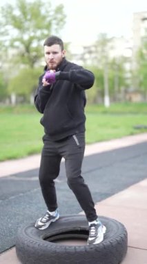 Antrenman sırasında erkek boksörün dikey videosu