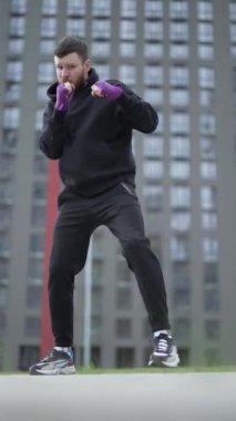 Antrenman sırasında erkek boksörün dikey videosu